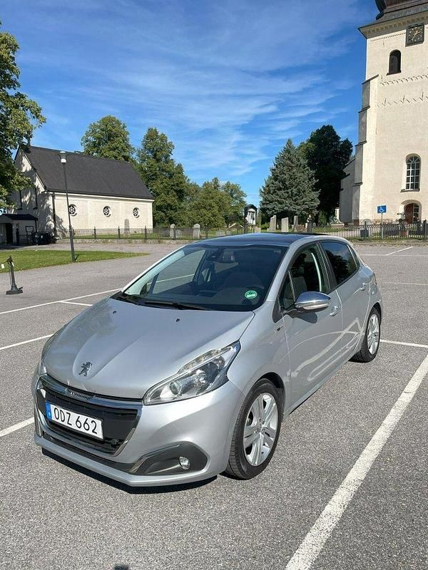Silver Begagnad 2016 Peugeot 208 Halvkombi | 70 000 kr (Marknadspris) - Bild 1/4