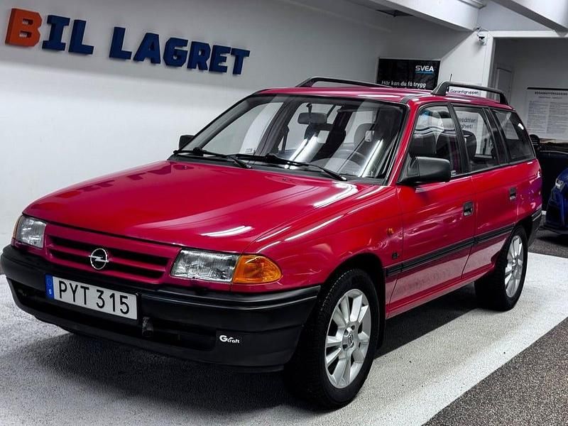 Ljusröd Begagnad 1993 Opel Astra Kombi | 29 900 kr - Bild 1/4