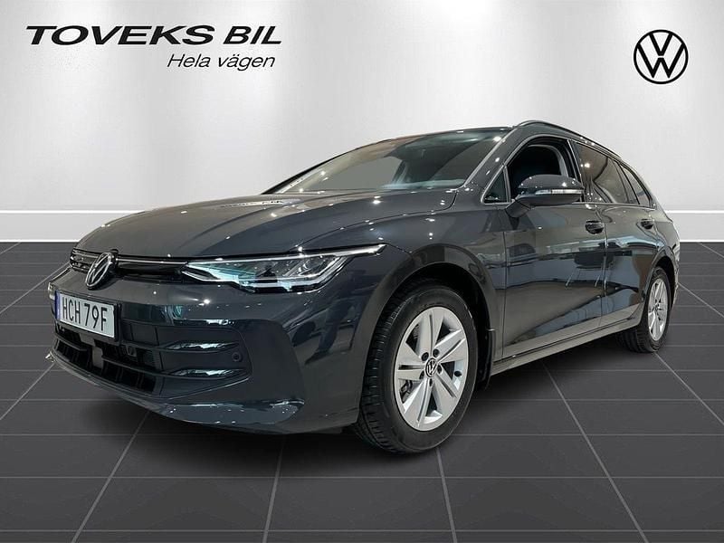 Mörkgrå (urano grey) Begagnad 2025 VW Golf VIII Life Kombi | 309 000 kr (Bra pris) - Bild 1/4