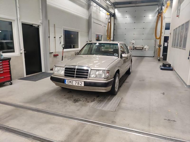 Begagnad Mercedes E200 118 HK (86 kW) 1990