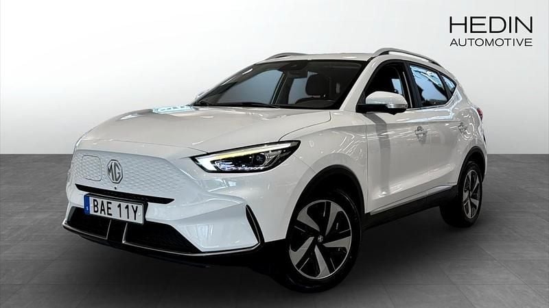 Vit (white) Begagnad 2022 MG ZS Luxury Sedan | 249 900 kr (Bra pris) - Bild 1/4