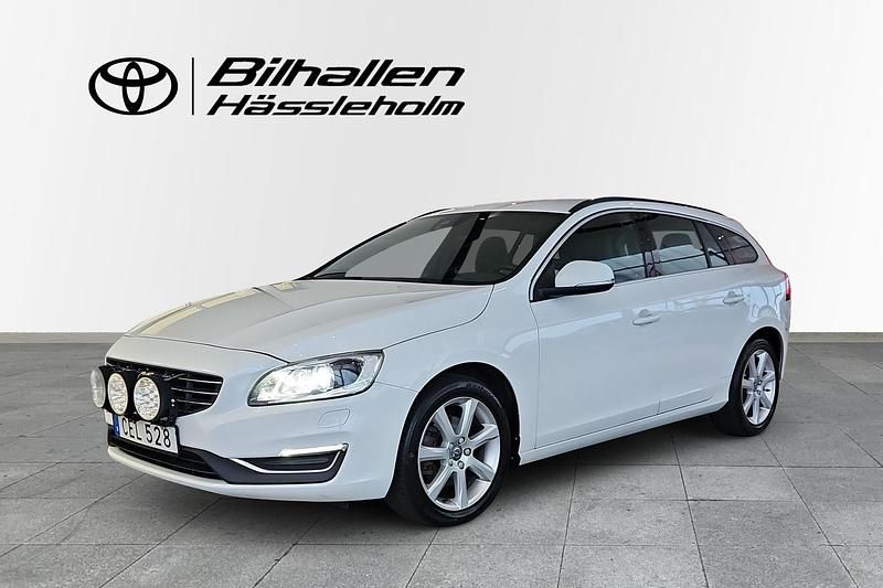Vit Begagnad 2017 Volvo V60 Momentum Kombi | 154 900 kr (Marknadspris) - Bild 1/4