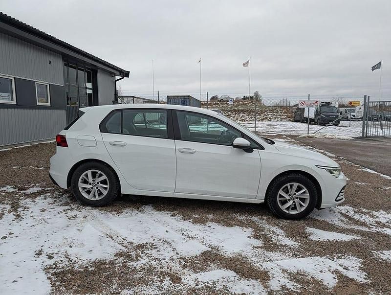 Begagnad VW Golf VIII 131 HK (96 kW) 2023 Vit Halvkombi