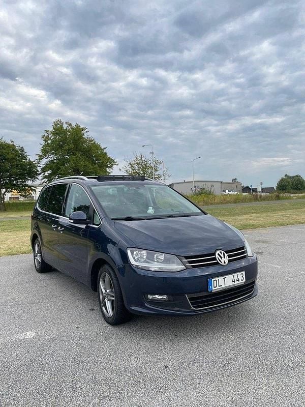 Blå Begagnad 2011 VW Sharan Minibuss | 104 000 kr (Marknadspris) - Bild 1/4
