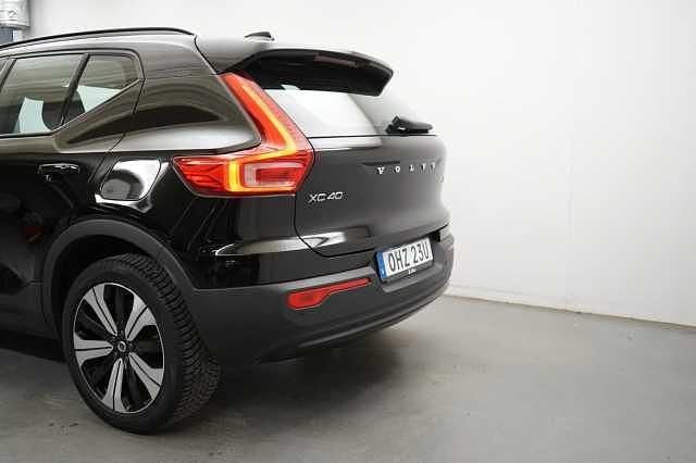 Begagnad Volvo XC40 Core 172 kW (234 HK) 2023 Svart SUV