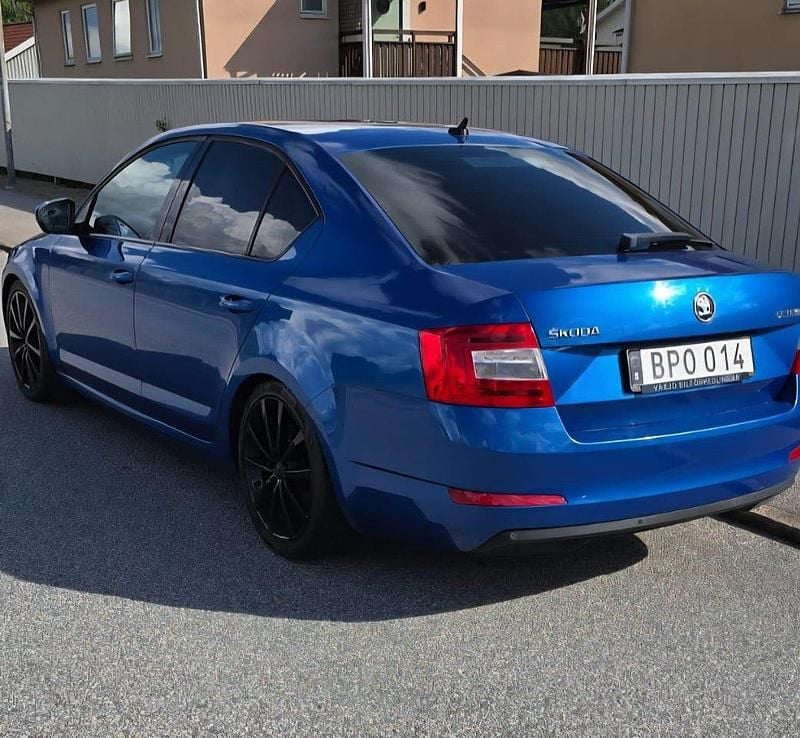 Blå Begagnad 2015 Skoda Octavia Halvkombi | 94 900 kr (Marknadspris) - Bild 1/4
