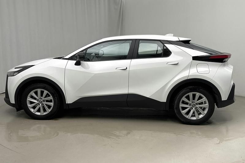 Begagnad Toyota C-HR Active 140 HK (102 kW) 2024 Vit SUV