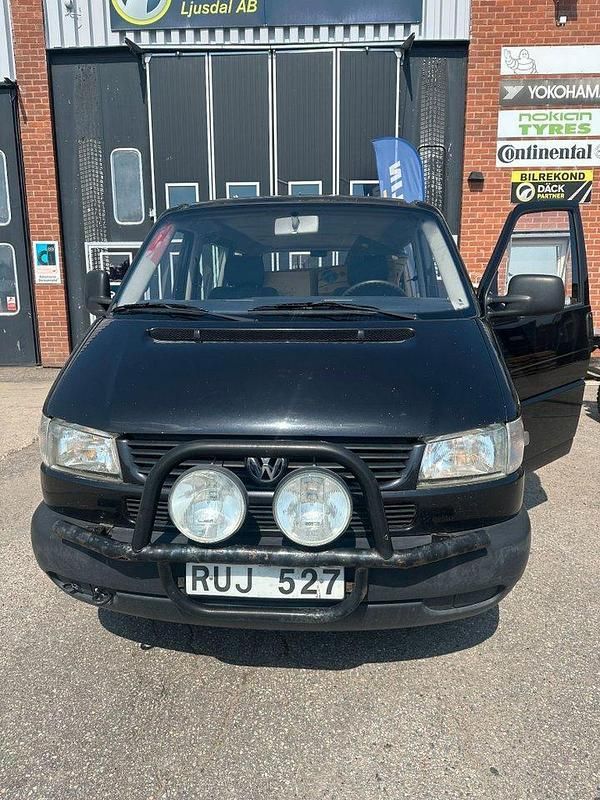 Svart Begagnad 2001 VW Caravelle Minibuss | 15 000 kr (Superpris) - Bild 1/4