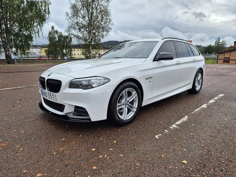Vit Begagnad 2017 BMW 520 M Sport Kombi | 229 000 kr (Lite dyr) - Bild 1/4