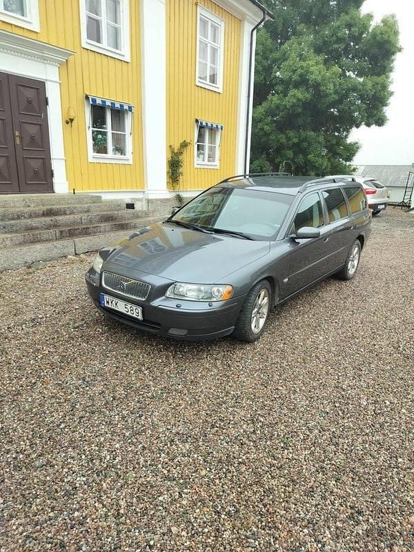 Grå Begagnad 2005 Volvo V70 Kinetic Kombi | 13 000 kr (Superpris) - Bild 1/3