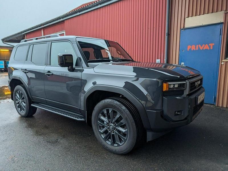 Grå Begagnad 2024 Toyota Land Cruiser SUV | 979 000 kr (Marknadspris) - Bild 1/2