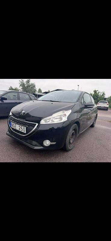 Svart Begagnad 2012 Peugeot 208 Halvkombi | 39 800 kr (Marknadspris) - Bild 1/4
