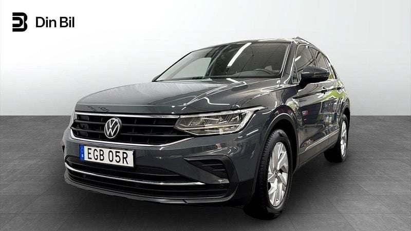 Grå Begagnad 2022 VW Tiguan Life SUV | 309 900 kr (Marknadspris) - Bild 1/4
