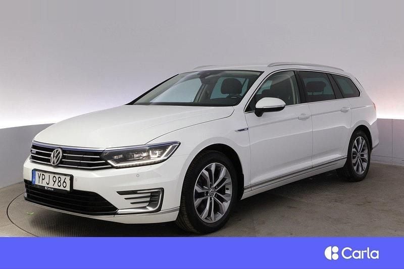 Vit Begagnad 2018 VW Passat Executive Kombi | 214 900 kr (Marknadspris) - Bild 1/4