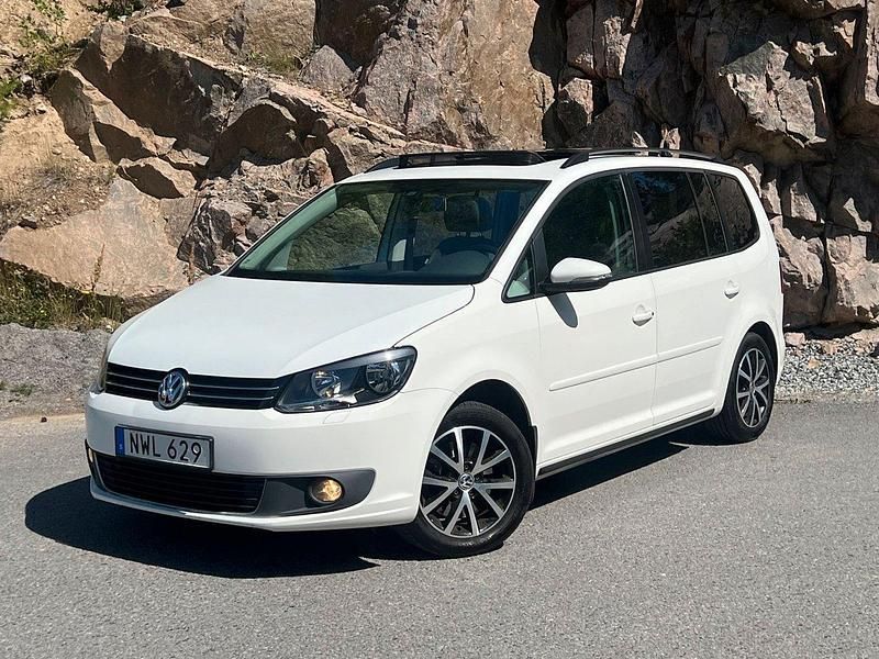 Vit Begagnad 2014 VW Touran Minibuss | 134 700 kr (Dyr) - Bild 1/4