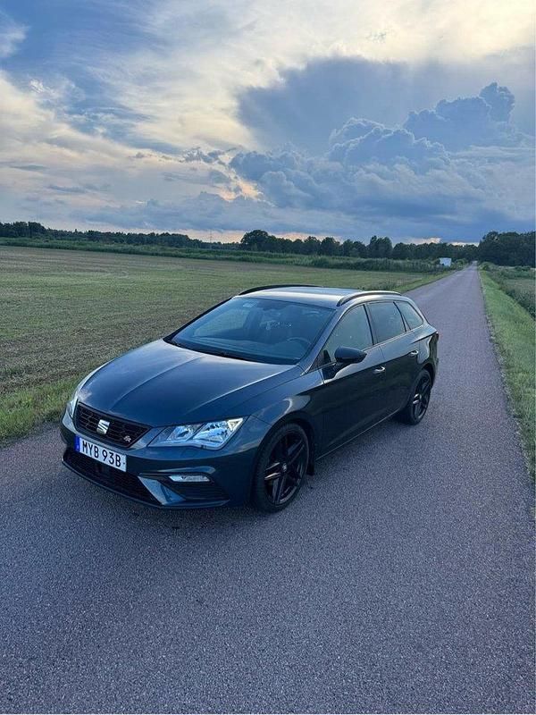 Grå Begagnad 2020 Seat Leon ST FR Kombi | 157 000 kr (Marknadspris) - Bild 1/4
