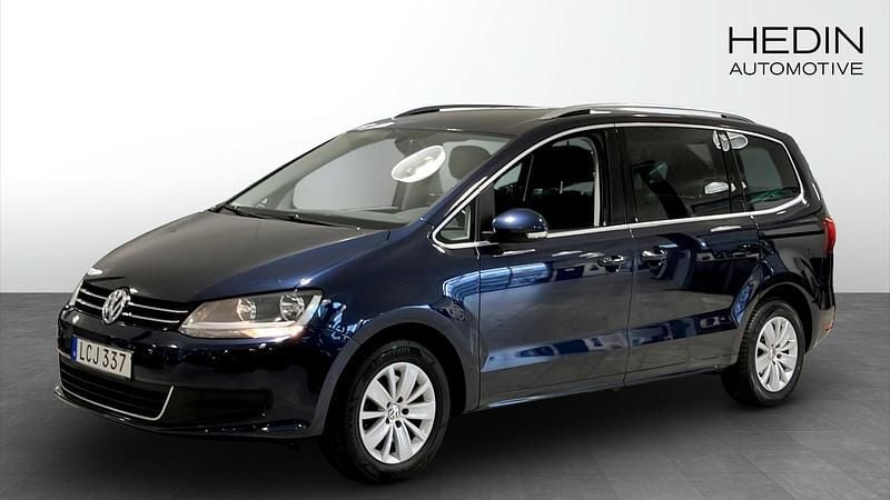 Mörkblå (blue) Begagnad 2015 VW Sharan Minibuss | 179 900 kr (Marknadspris) - Bild 1/4