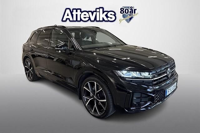 Svart Begagnad 2024 VW Touareg R-line SUV | 828 900 kr (Dyr) - Bild 1/4