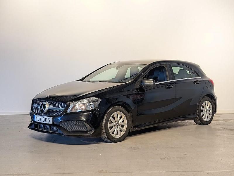 Begagnad Mercedes A180 Style 122 HK (89 kW) 2017 Svart Halvkombi