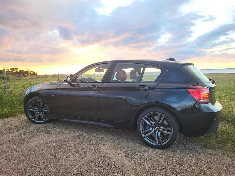 Begagnad 2014 BMW M135 M Performance Halvkombi | 179 000 kr (Marknadspris) - Bild 1/4