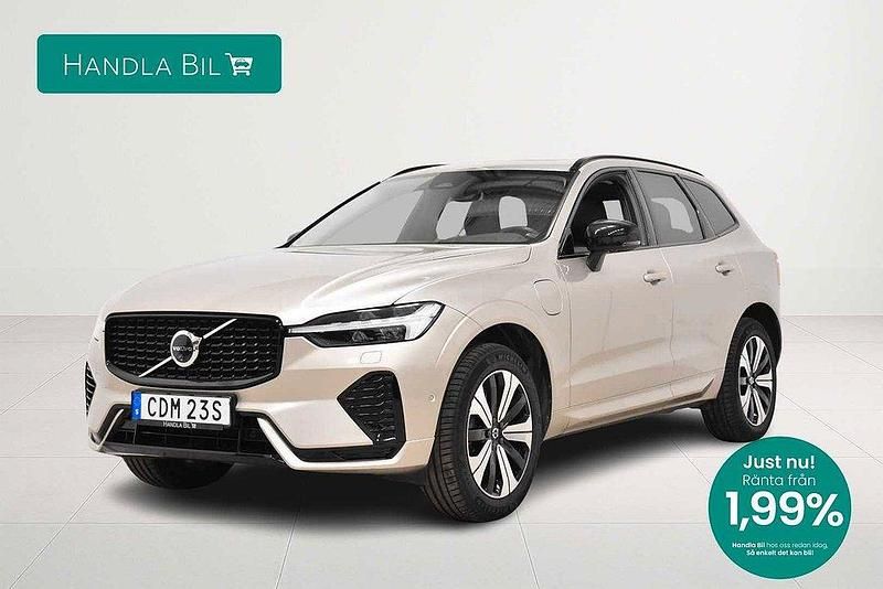 Ljusgrå Begagnad 2023 Volvo XC60 Plus SUV | 479 900 kr (Marknadspris) - Bild 1/3