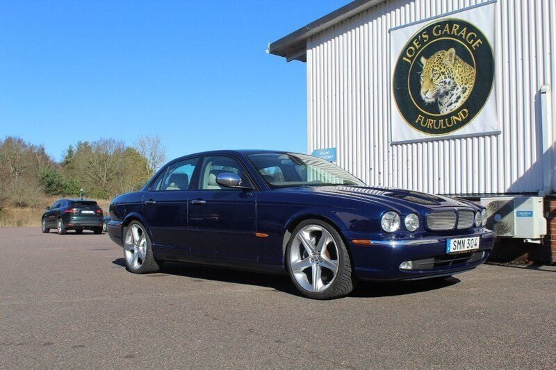 Mörkblå Begagnad 2006 Jaguar XJR Supercharged Sedan | 238 000 kr - Bild 1/4