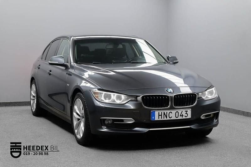 Grå Begagnad 2014 BMW 320 Sedan | 124 900 kr (Marknadspris) - Bild 1/4