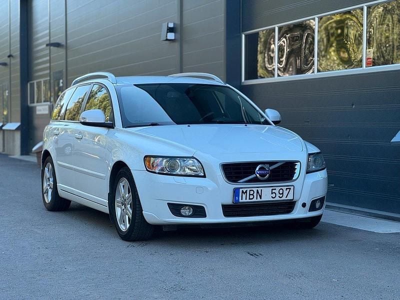 Vit Begagnad 2012 Volvo V50 Momentum Kombi | 64 900 kr (Marknadspris) - Bild 1/4