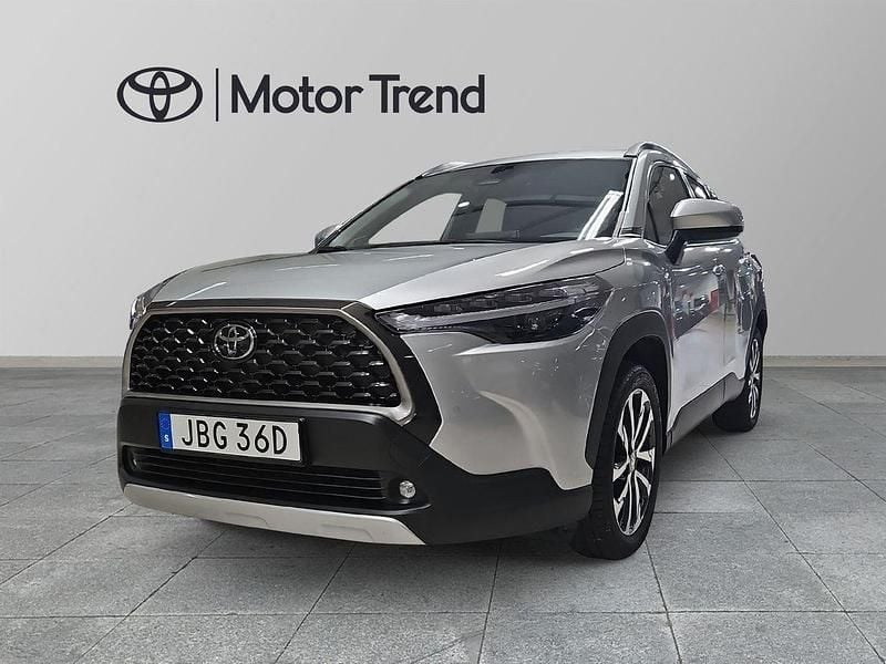 Silver Begagnad 2025 Toyota Corolla Cross Executive SUV | 419 900 kr (Marknadspris) - Bild 1/4