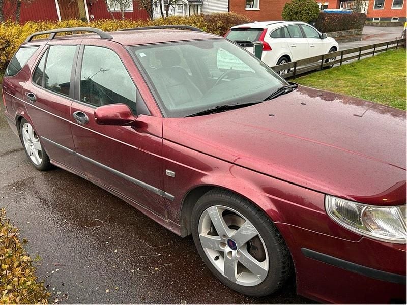 Röd Begagnad 2004 Saab 9-5 Aero Kombi | 25 000 kr (Marknadspris) - Bild 1/4