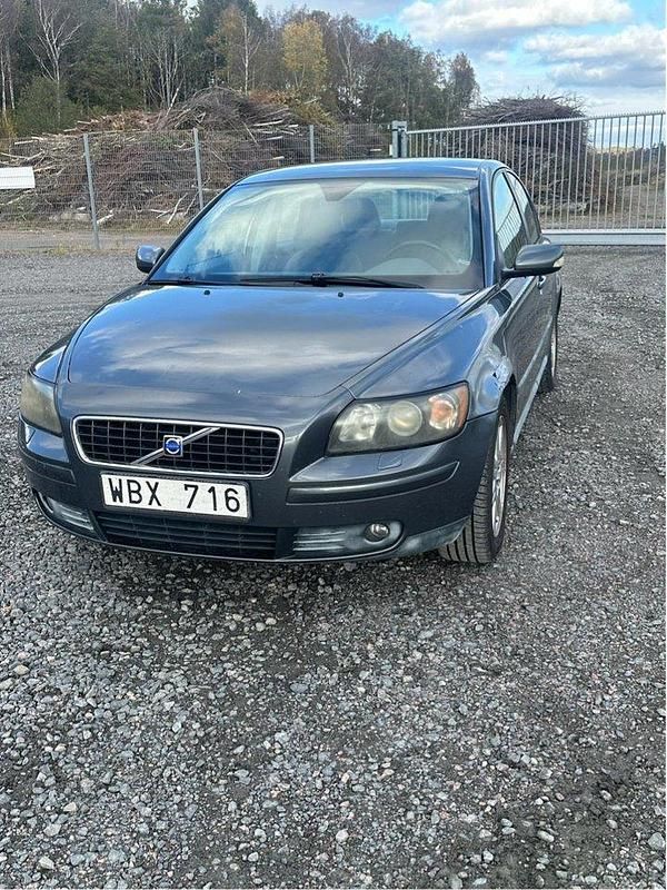 Grå Begagnad 2005 Volvo S40 Sedan | 21 000 kr (Bra pris) - Bild 1/4