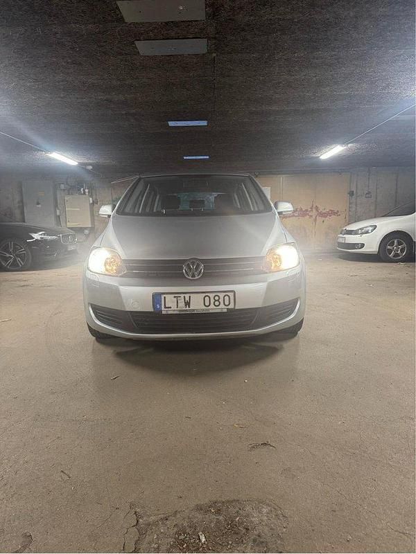Silver Begagnad 2011 VW Golf Plus Cross Minibuss | 64 900 kr (Bra pris) - Bild 1/4