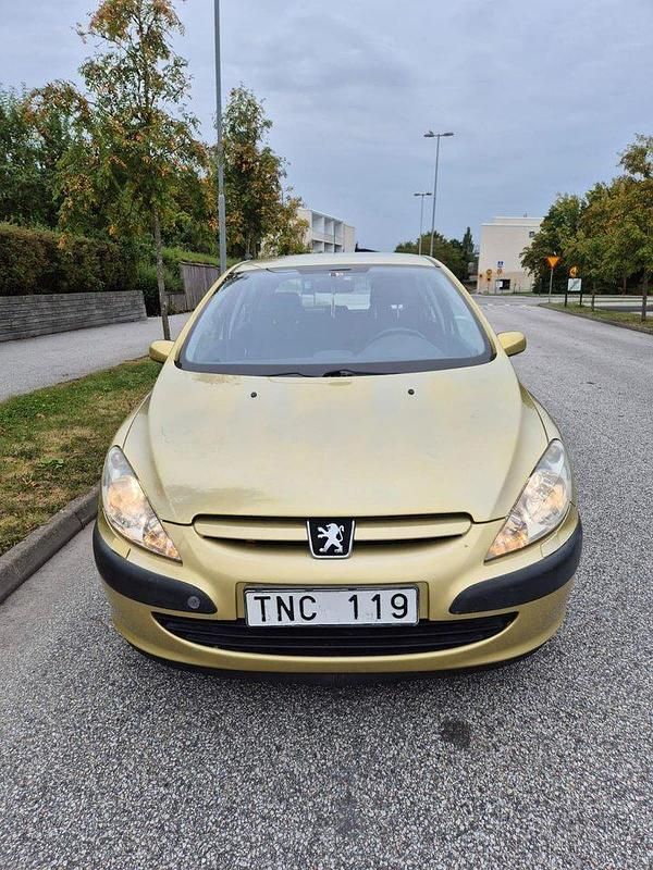 Gul Begagnad 2002 Peugeot 307 Halvkombi | 25 000 kr (Marknadspris) - Bild 1/4