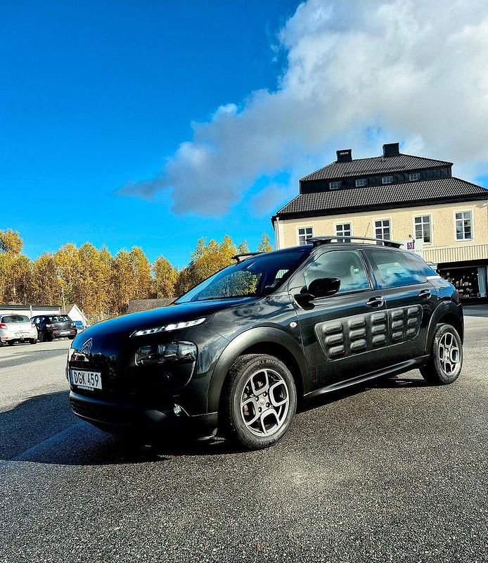Svart Begagnad 2016 Citroën C4 Cactus PureTech Halvkombi | 89 000 kr (Marknadspris) - Bild 1/4