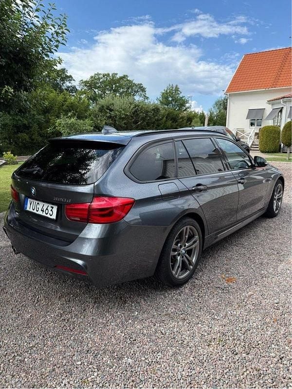 Grå Begagnad 2018 BMW 320 M Sport Kombi | 229 000 kr (Marknadspris) - Bild 1/4