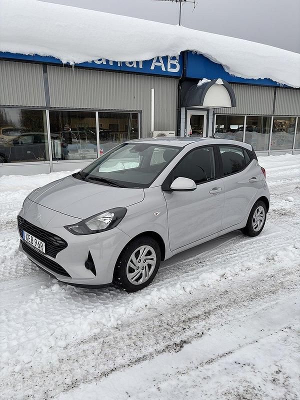 Grå Begagnad 2023 Hyundai i10 Essential Halvkombi | 149 000 kr (Marknadspris) - Bild 1/4