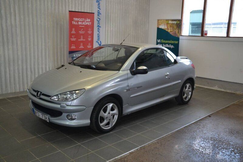 Ljusgrå Begagnad 2004 Peugeot 206 CC Cab | 29 900 kr (Marknadspris) - Bild 1/4