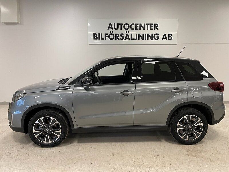 Grå Begagnad 2023 Suzuki Vitara SUV | 338 800 kr (Lite dyr) - Bild 1/4
