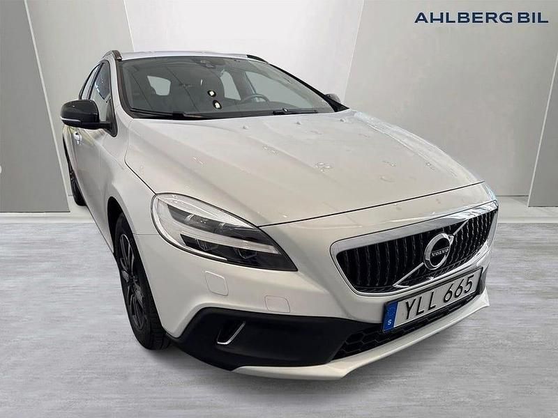 Vit Begagnad 2017 Volvo V40 CC Business Edition Kombi | 154 500 kr (Marknadspris) - Bild 1/3
