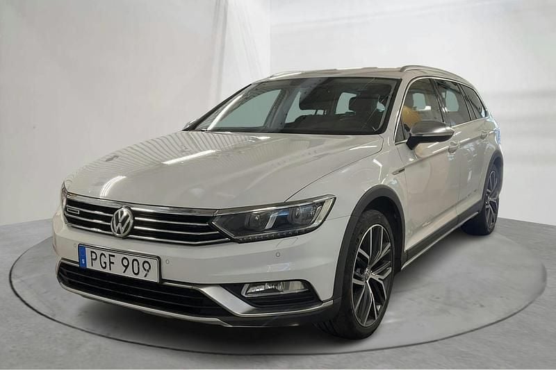 Vit Begagnad 2017 VW Passat Alltrack Business Kombi | 179 900 kr (Bra pris) - Bild 1/4
