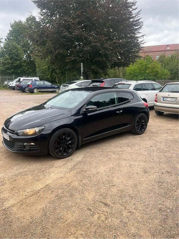 Svart Begagnad 2010 VW Scirocco Sportkupé | 49 500 kr (Marknadspris) - Bild 1/4