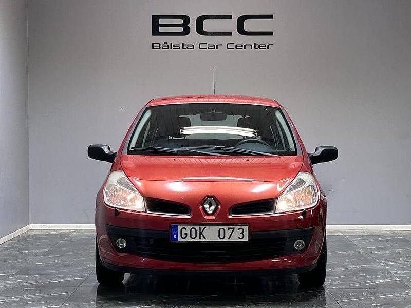 Begagnad Renault Clio II 75 HK (55 kW) 2007 Röd Halvkombi