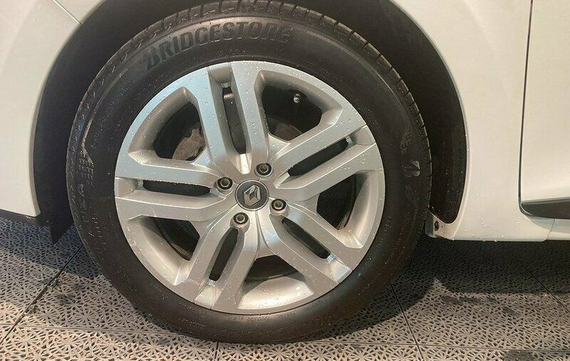 Begagnad Renault Clio IV Zen 77 HK (56 kW) 2019 Vit Halvkombi