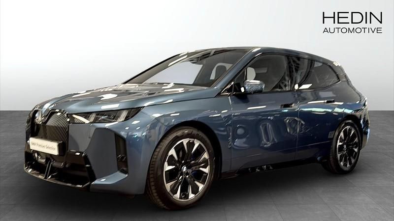 Blå (blue) Begagnad 2025 BMW iX M Sport SUV | 948 700 kr - Bild 1/4