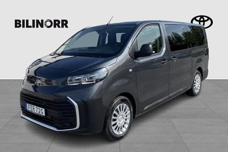 Grå Ny 2025 Toyota Proace Verso Kombi | 554 900 kr - Bild 1/4