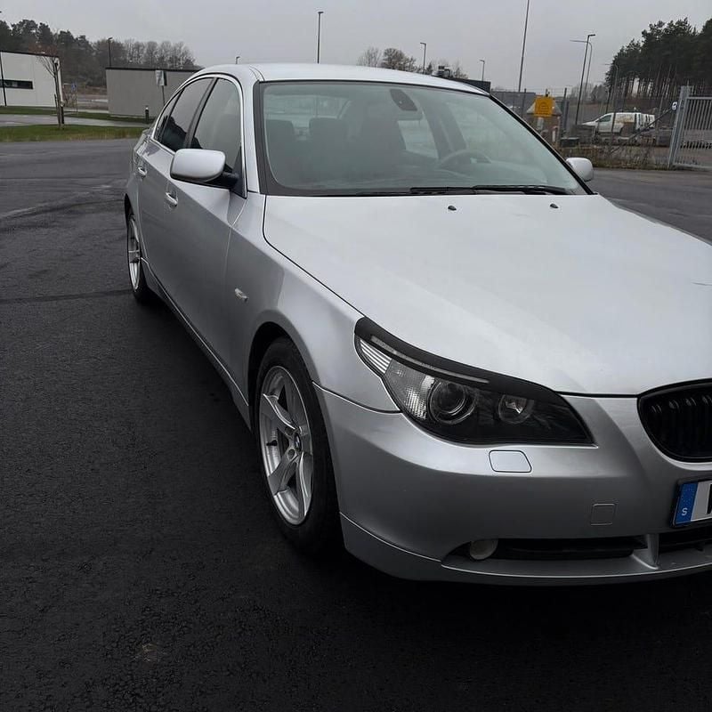 Begagnad 2005 BMW 520 Sedan | 49 900 kr (Marknadspris) - Bild 1/4