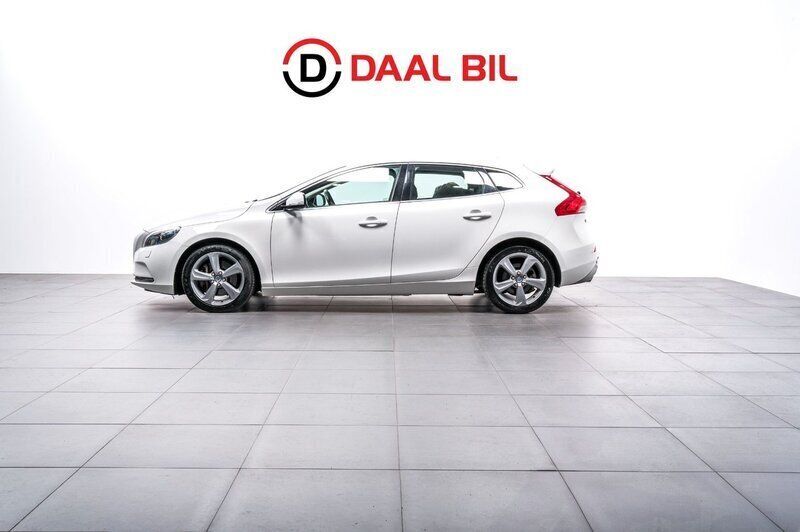 Vit Begagnad 2012 Volvo V40 Summum Kombi | 144 700 kr (Marknadspris) - Bild 1/4