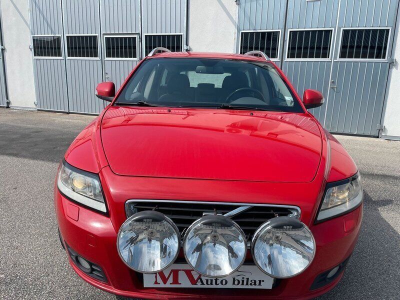 Röd Begagnad 2009 Volvo V50 Kinetic Kombi | 35 000 kr (Bra pris) - Bild 1/4