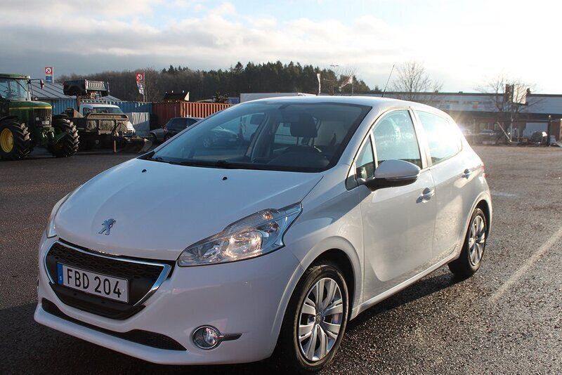 Vit Begagnad 2015 Peugeot 208 Halvkombi | 80 000 kr (Marknadspris) - Bild 1/4