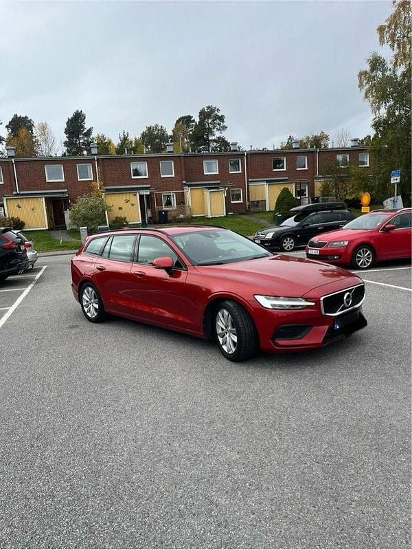 Röd Begagnad 2019 Volvo V60 Momentum Kombi | 230 000 kr (Lite dyr) - Bild 1/4